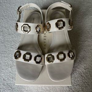 Milan Flat Sandal In Ivory / White Leather
Larroudé